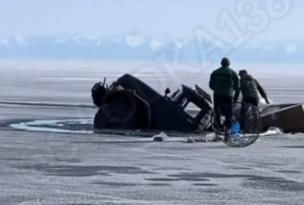 Фото Два грузовика ЗИЛ-131 провалились под лед на Байкале