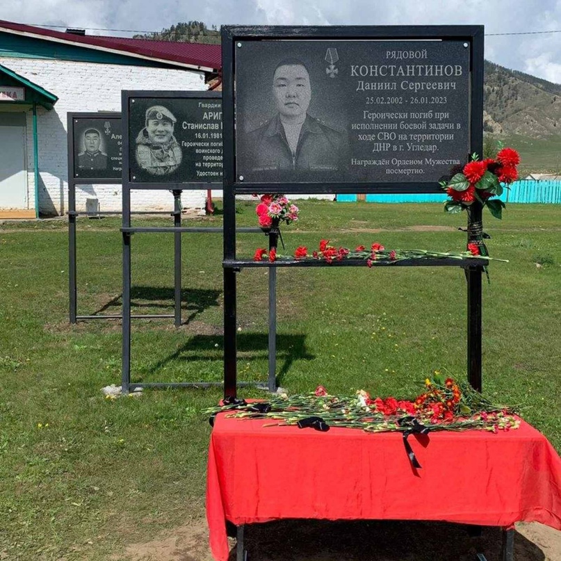 Фото В поселке Бурятии установили мемориальную доску погибшему бойцу на СВО