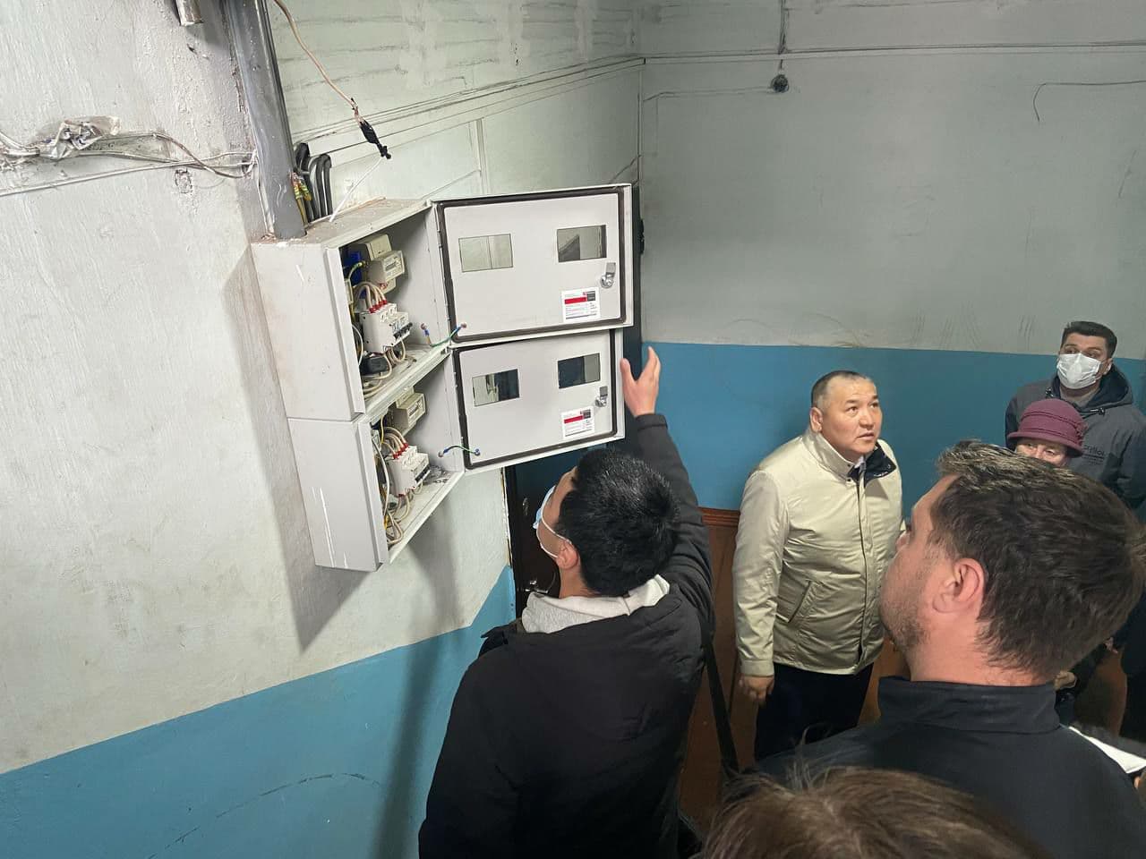 Фото Депутаты горсовета Улан-Удэ проверили качество работ электросетей в жилом доме