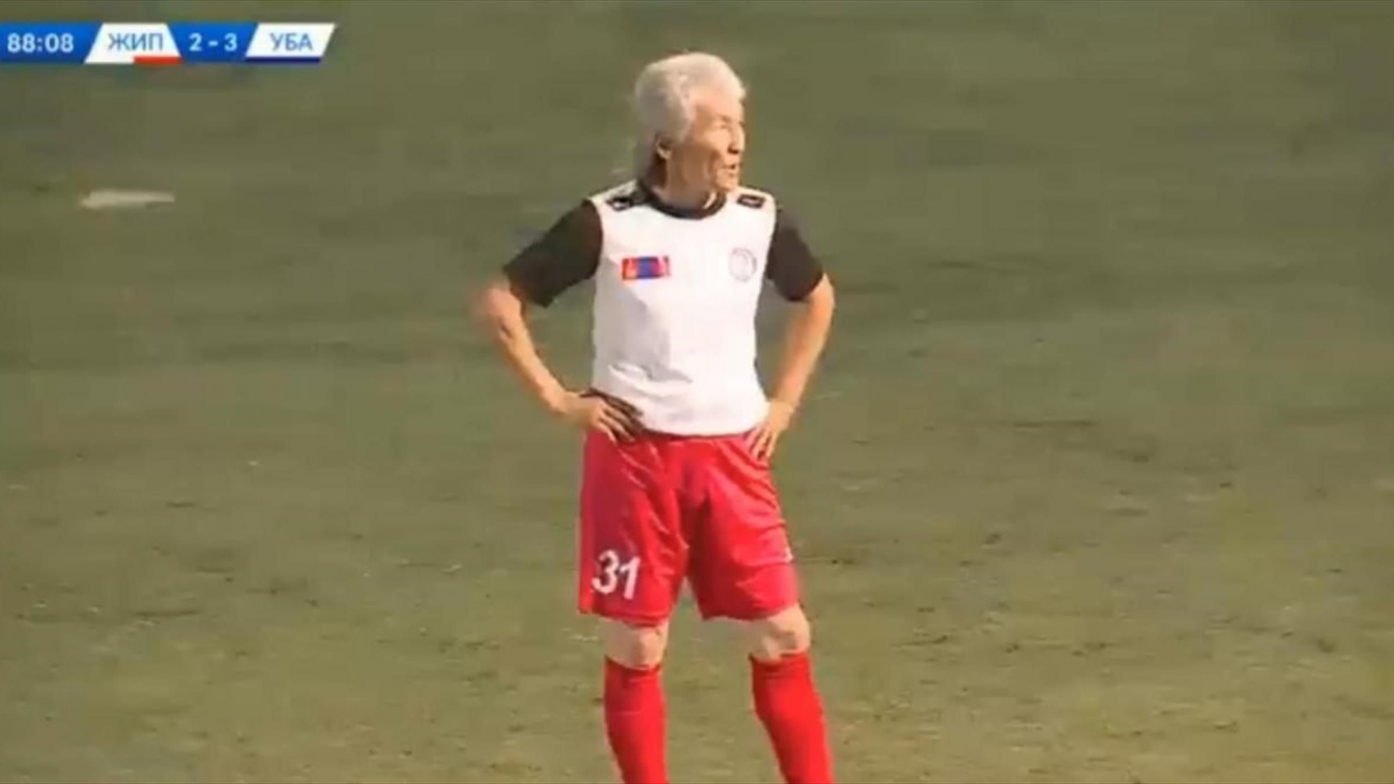 Фото 54-летний дедушка из Монголии вышел на поле в матче главной лиги страны