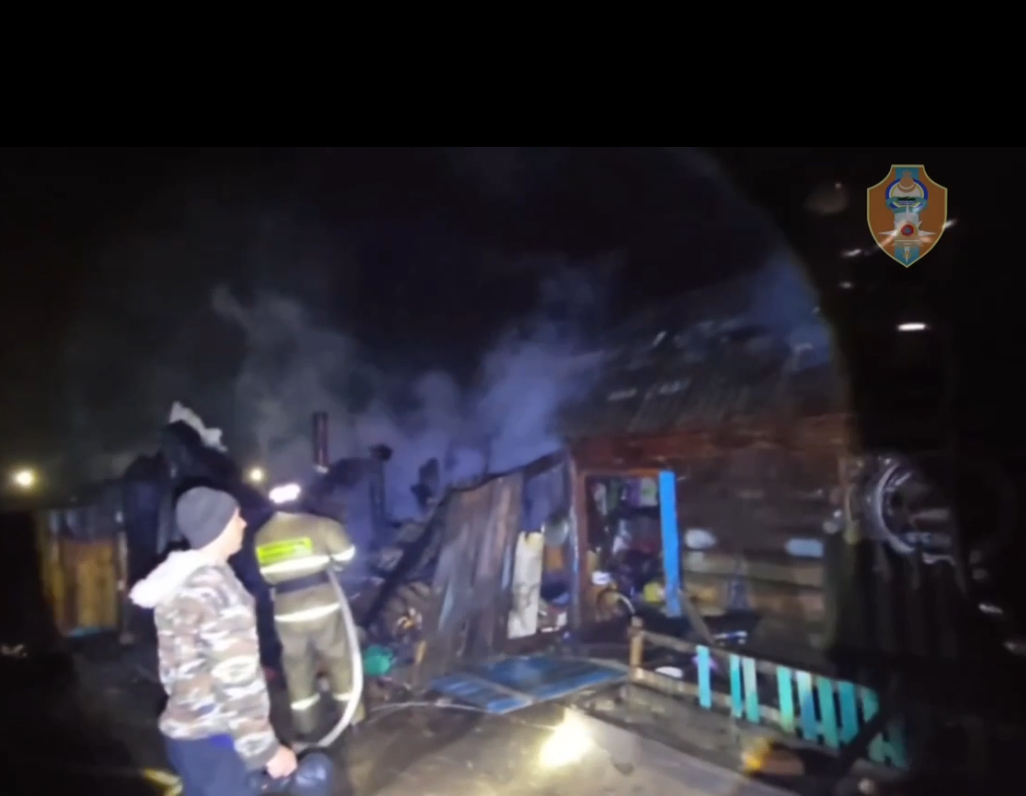 Фото Пожарные спасли от огня многодетную семью в Курумканском районе Бурятии