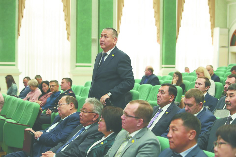 Фото В Улан-Удэ выбрали председателя обновленного горсовета