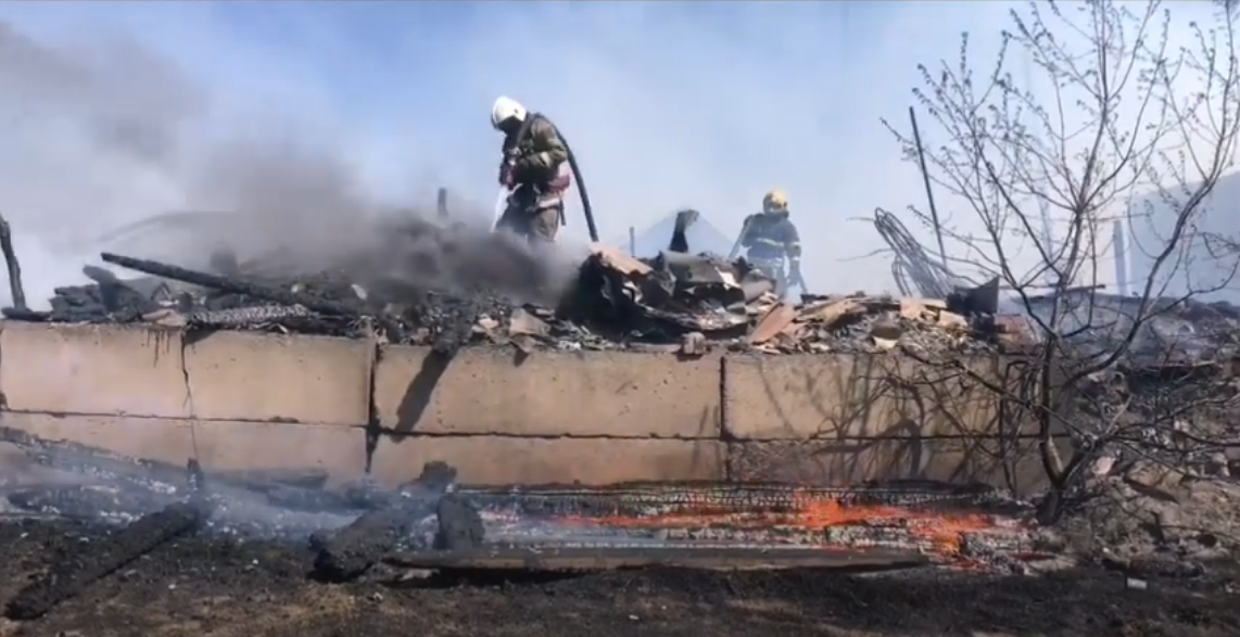 Фото В Улан-Удэ на Машзаводе горит несколько частных домовладений (ВИДЕО)
