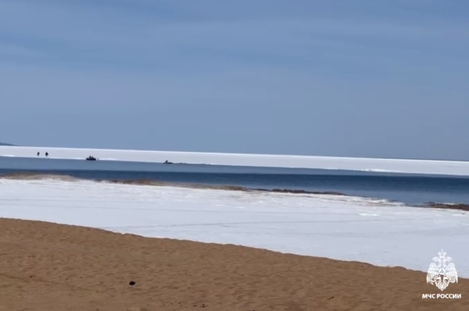 Фото На Байкале двадцать рыбаков оказались оторванными на льдине