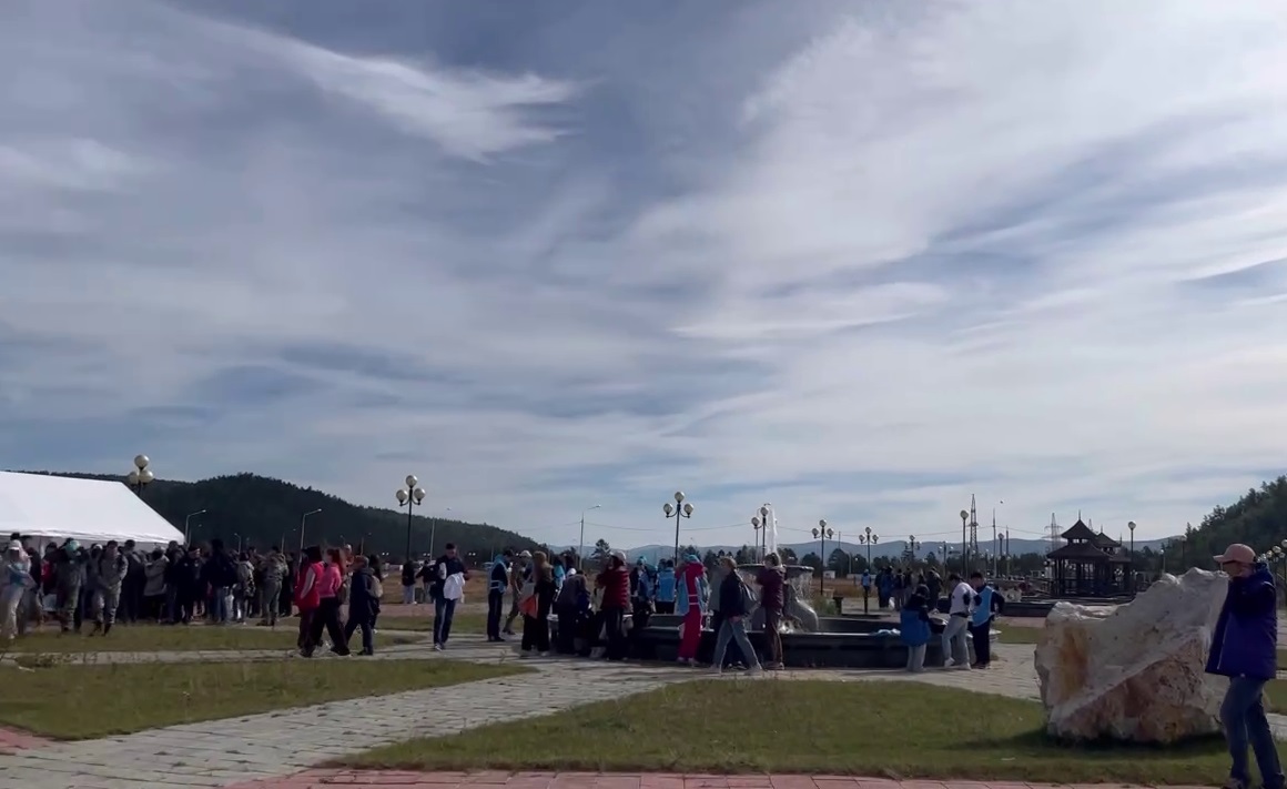 Фото В Бурятии на берегу Байкала проходит масштабная экологическая акция «Вода России» 