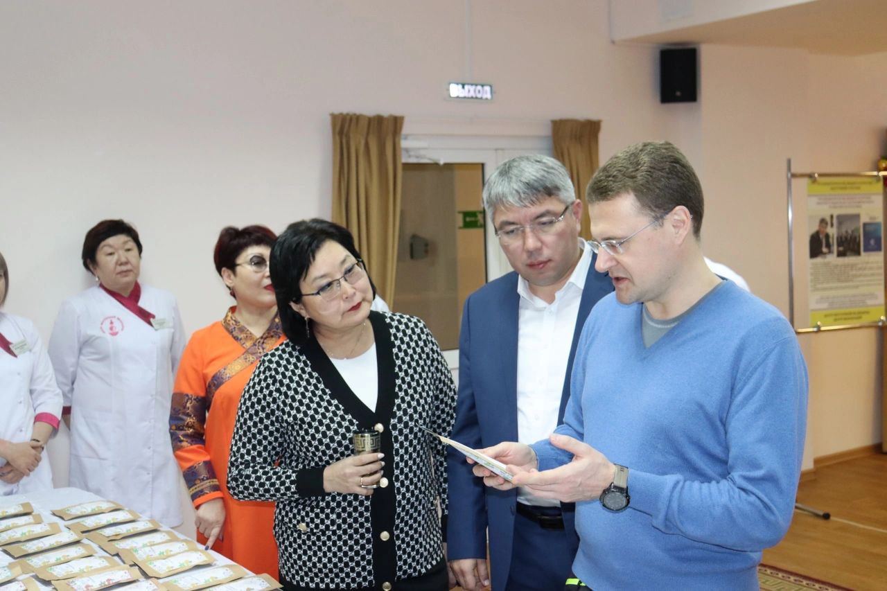 Фото В Бурятии глава Минвостокразвития РФ посетил Центр восточной медицины