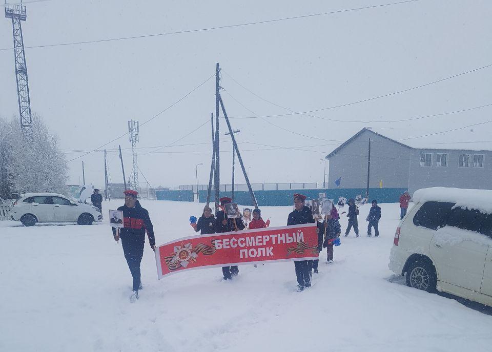 Фото В селе Бурятии шествие «Бессмертного полка» прошло в снегу