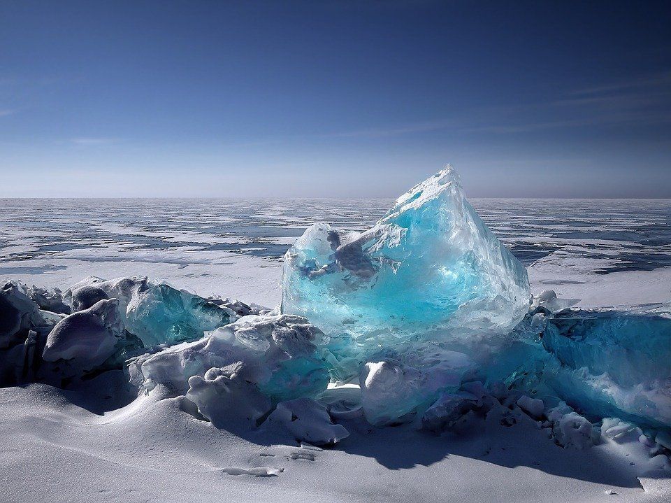 Фото МЧС Бурятии: выход и выезд на лед Байкала крайне опасен