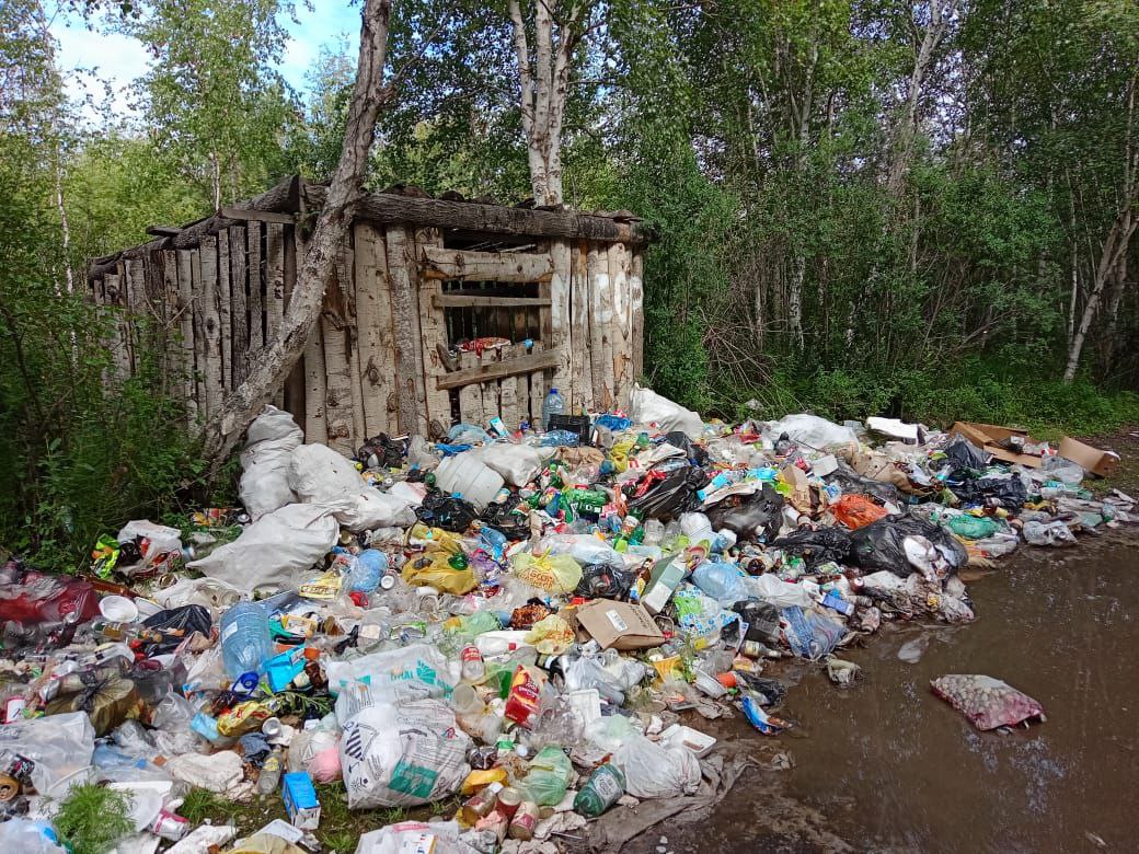 Фото В Бурятии отдыхающие на Байкале сколотили мусорку и превратили ее в свалку