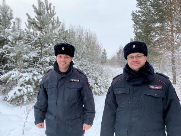 Фото Полицейские спасли туристов, замерзающих в лесу