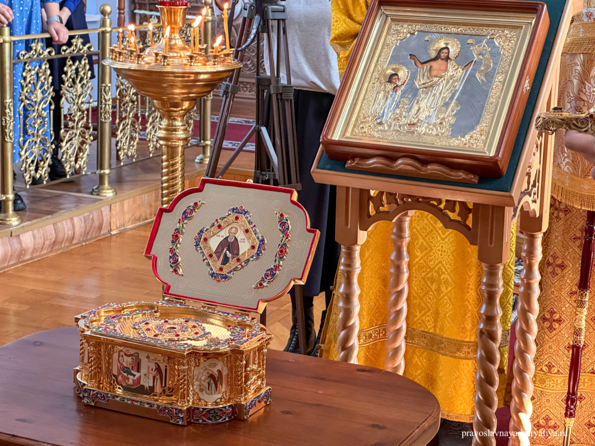 Фото В Улан-Удэ святые мощи преподобного Сергия Радонежского переместили в новый ковчег