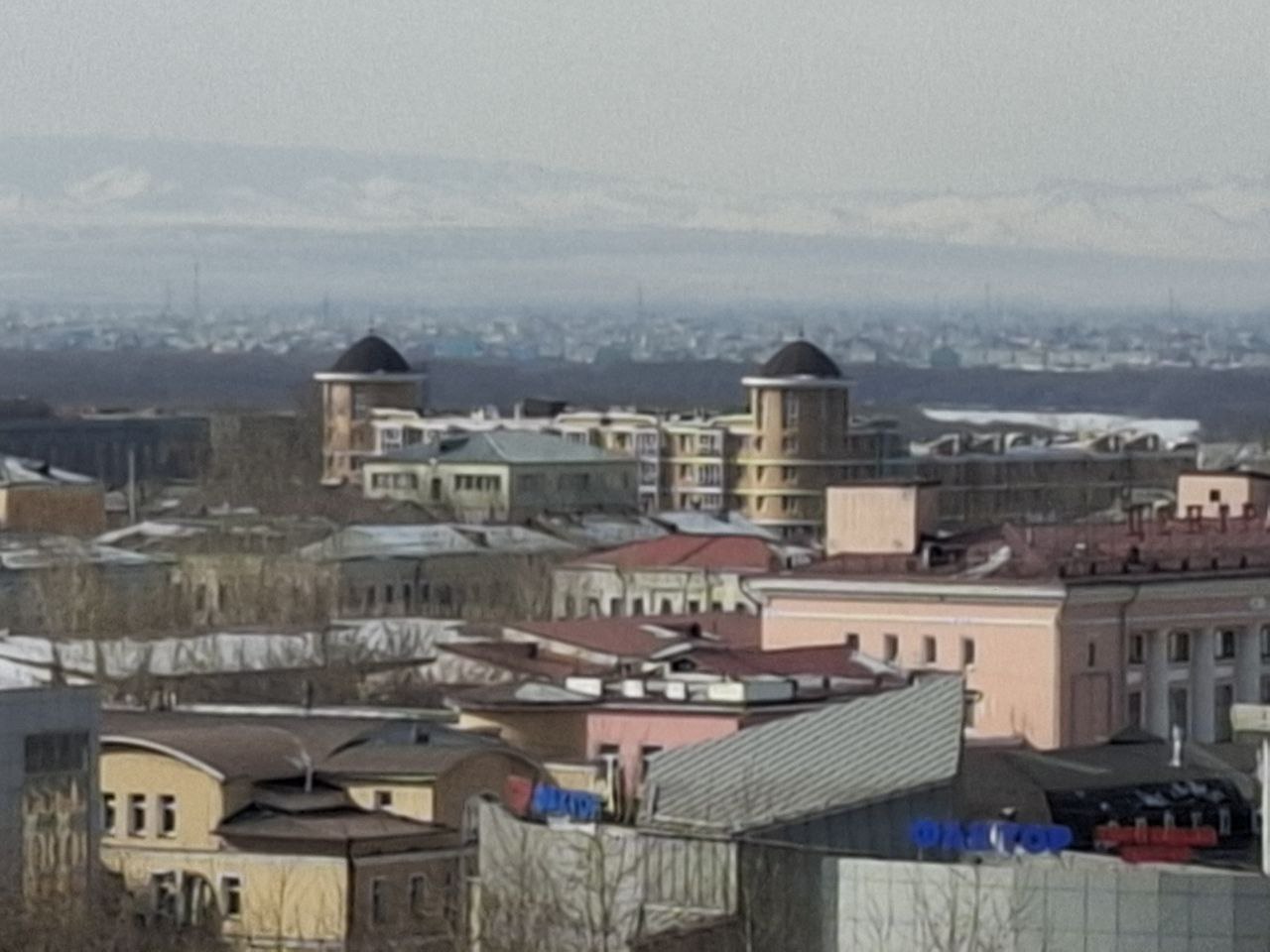 Фото Здание в центре Улан-Удэ сравнили с французским отелем "Карлтон" 