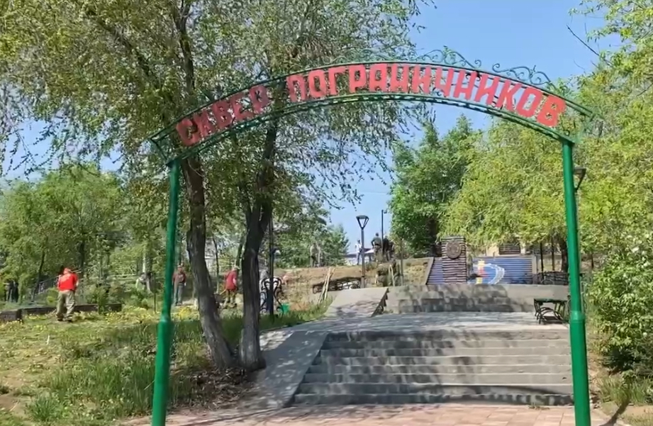 Фото Пограничники высадили рябины и акации в улан-удэнском сквере