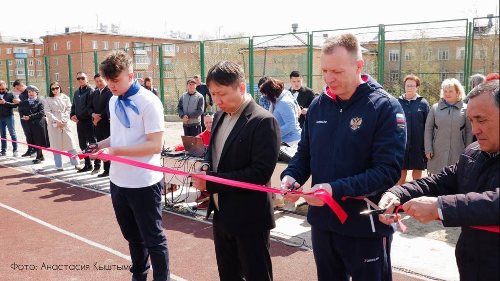 Фото Депутаты Народного Хурала приняли участие в открытии стадиона школы №46 в Улан-Удэ