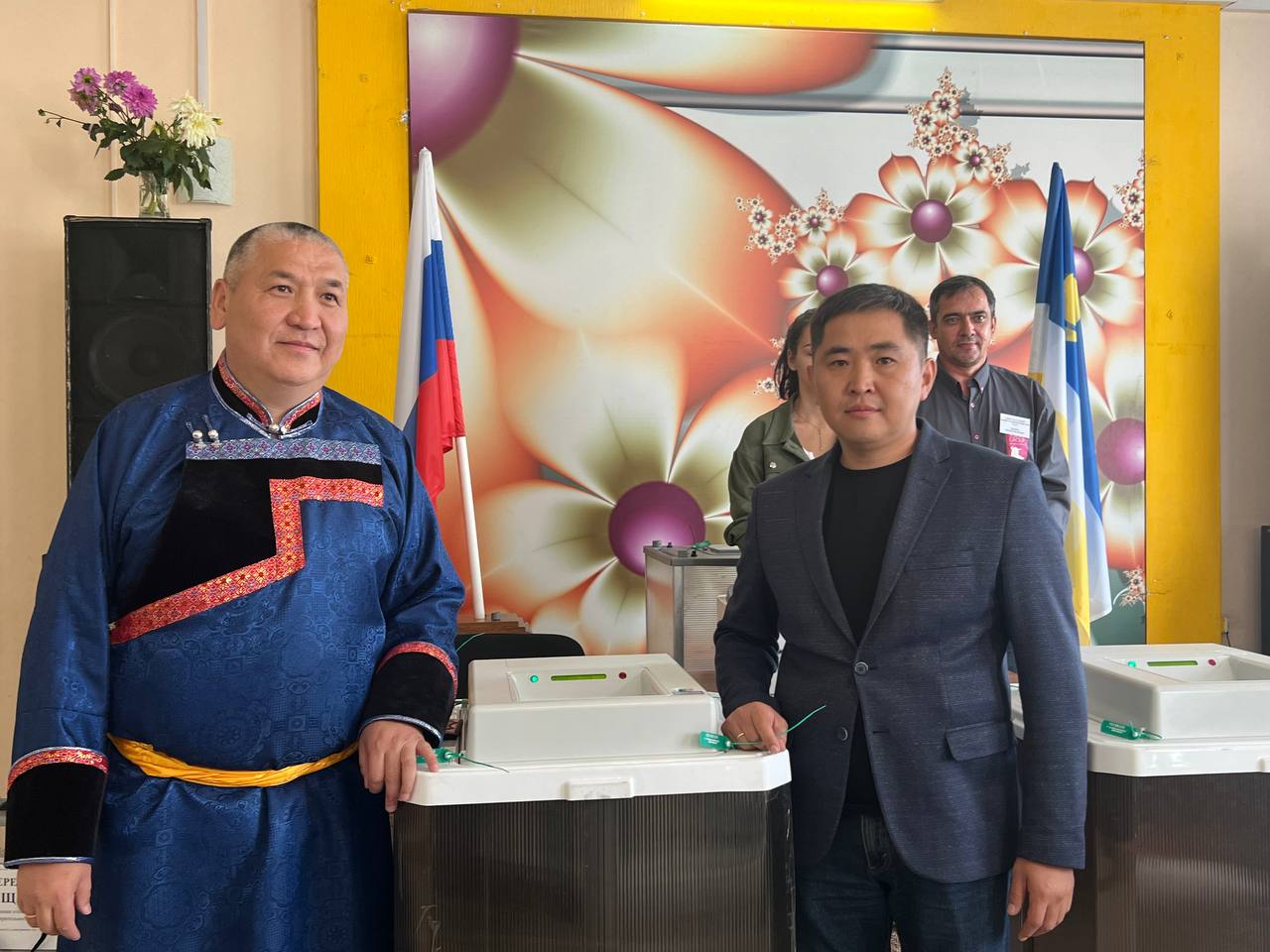 Фото Председатель горсовета Улан-Удэ проголосовал на выборах депутатов Народного Хурала