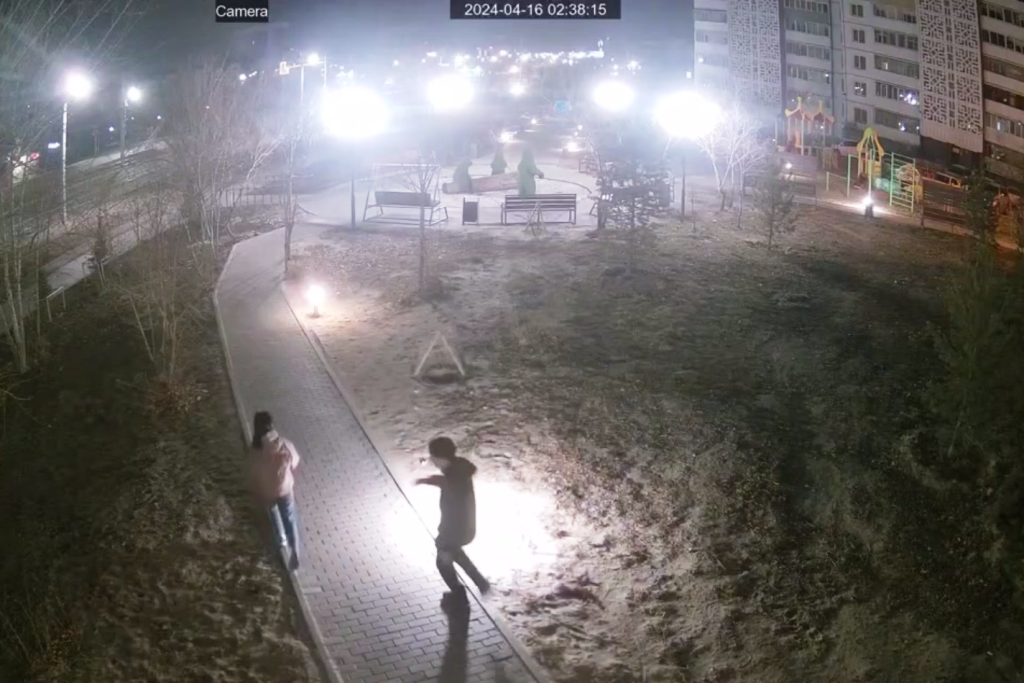 Фото В Улан-Удэ в сквере «Зодчий» видеокамеры вновь запечатлели вандалов