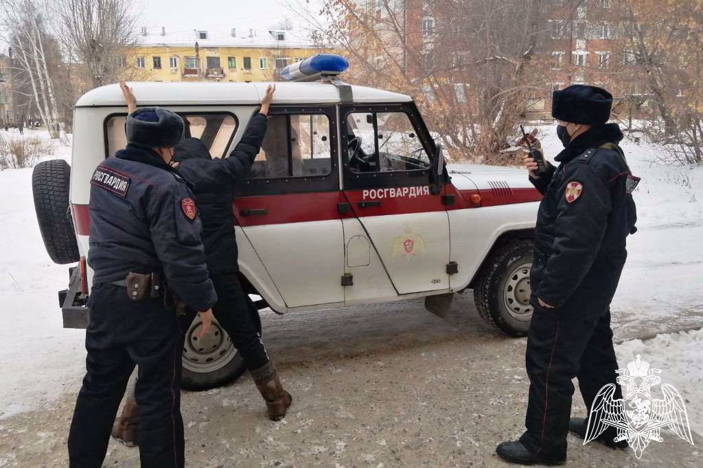 Фото Житель Бурятии порезал ножом жену и гулял на улице