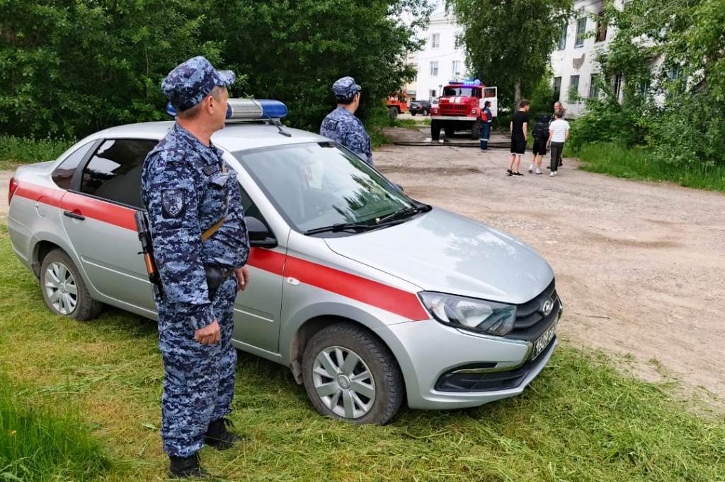 Фото В Бурятии росгвардейцы помогли эвакуировать людей из горящего здания 