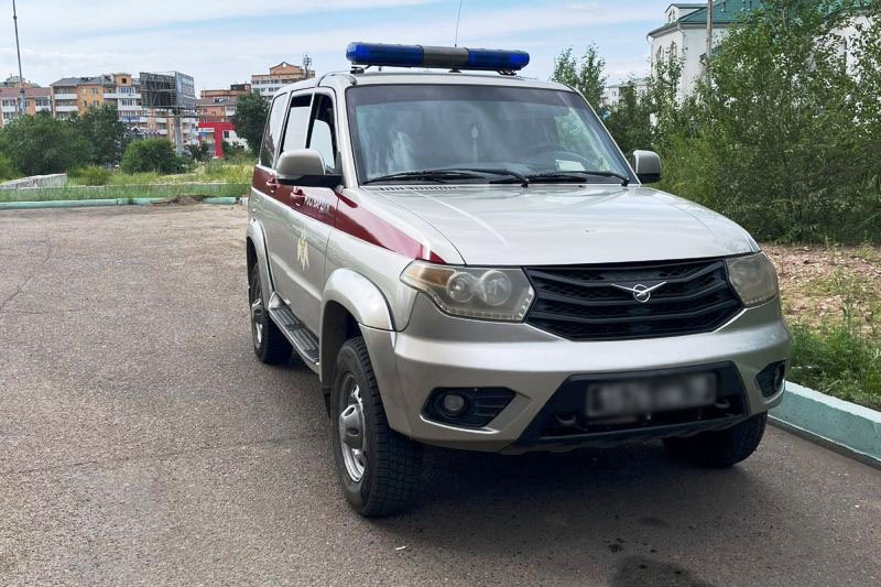 Фото В Улан-Удэ подозреваемая в грабеже пыталась спрятать украденный телефон под сиденье машины Росгвардии