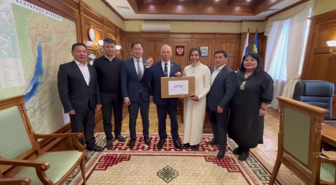 Фото Депутаты Народного Хурала Бурятии подарили фронтовым артистам ноутбук