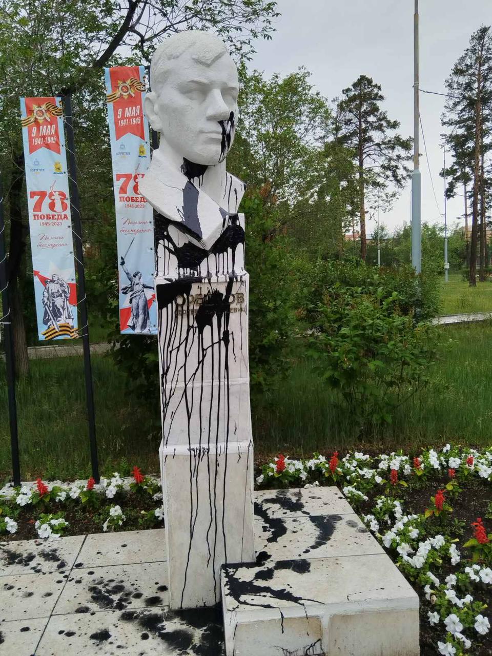 Фото Житель Улан-Удэ за 100 долларов облил краской памятник Герою СССР Орешкову