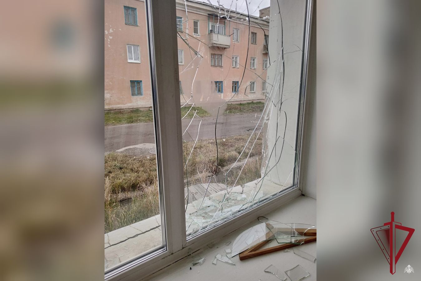 Фото В Бурятии школьники расколотили окна в административном здании