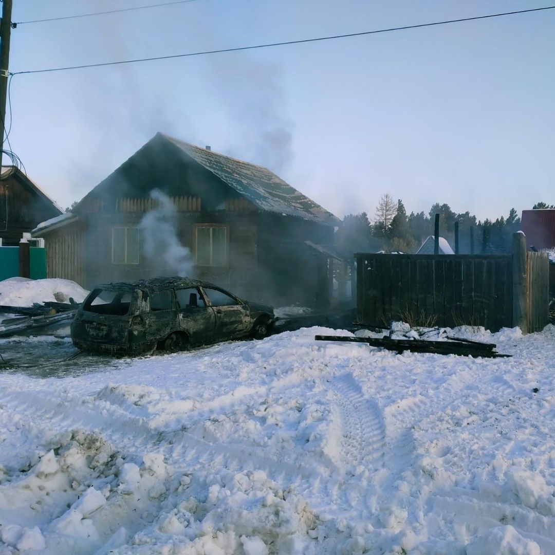 Фото В селе Бурятии пожар уничтожил машину хозяина и соседский трактор