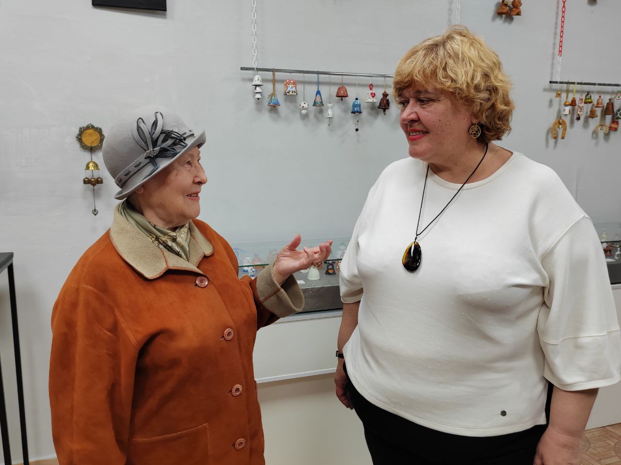 Фото В столице Бурятии открылась выставка про тысячу колокольчиков 