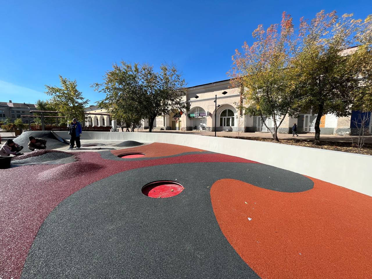 Фото Для детей в центре Улан-Удэ обустраивают площадку с батутами