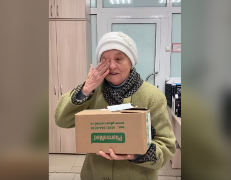 Фото В Бурятии бабушка принесла посылку для бойцов и растрогала волонтеров (ВИДЕО)