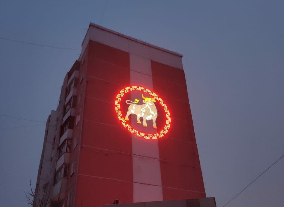 Фото Конструкция символа года на девятиэтажке в Улан-Удэ засияет в Сагаалган