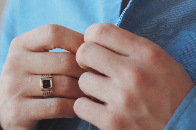 Фото Житель Бурятии спустя месяцы нашел в ломбарде свой украденный перстень 