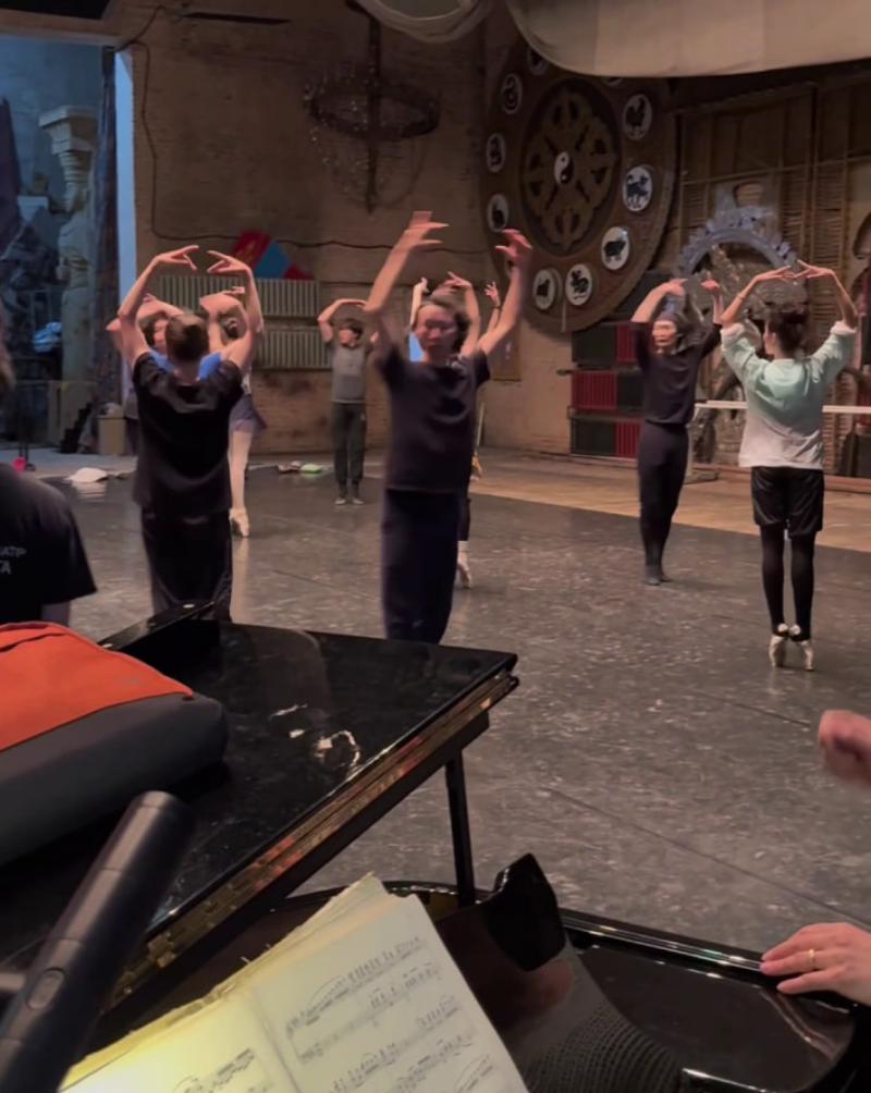 Фото Бурятский балет покажет в Монголии «Лебединое озеро»