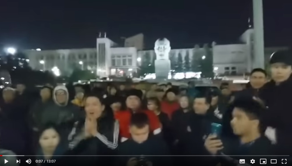 Фото В Улан‑Удэ на площади Советов устроили стихийный митинг