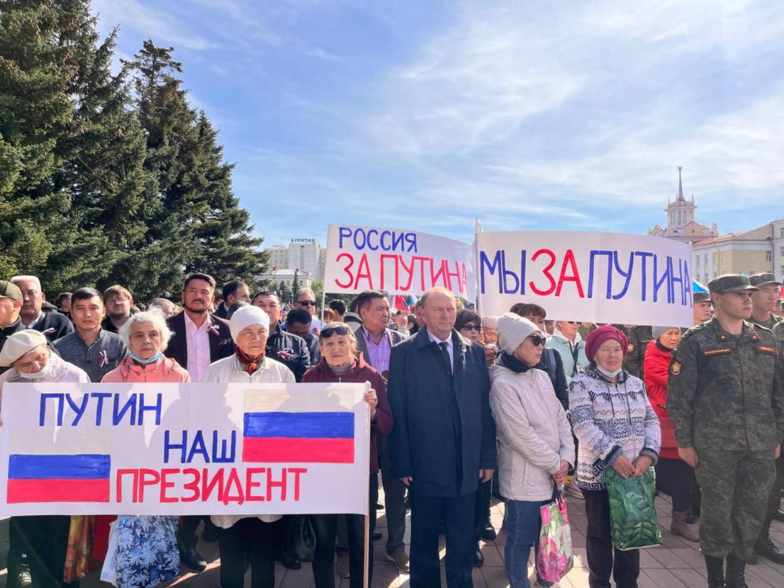Фото Депутаты Народного Хурала приняли участие в митинге в поддержку референдума в ДНР и ЛНР