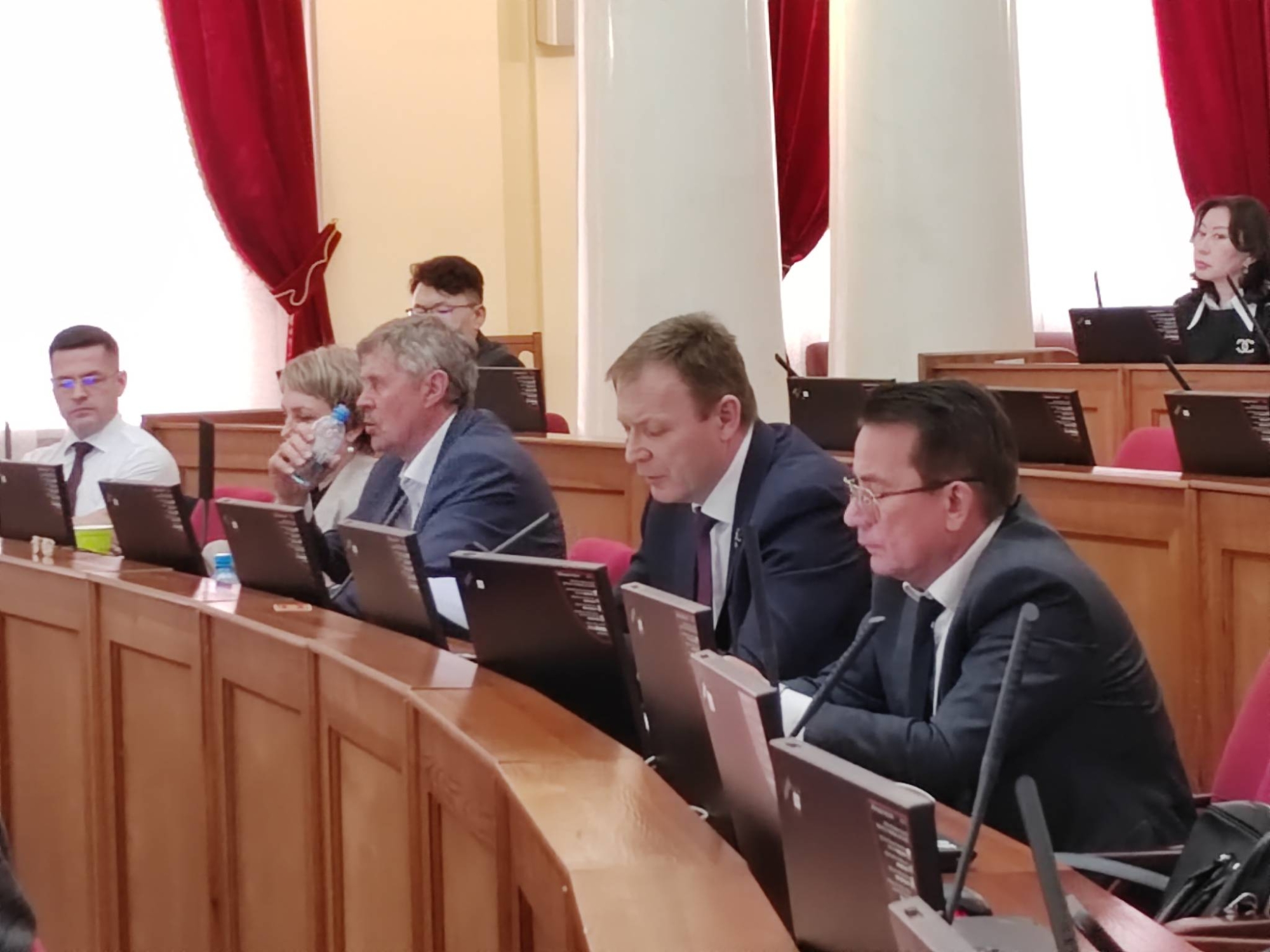 Фото Детям до 18 лет запретили находиться в питейных заведениях Бурятии в ночное время