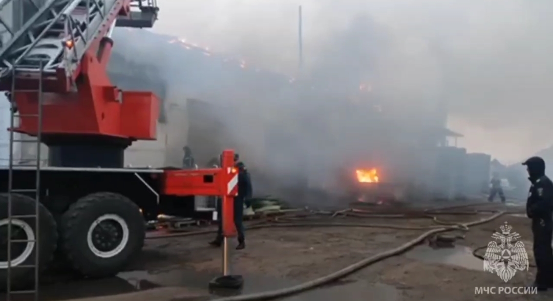 Фото В Улан-Удэ произошел пожар на заводе