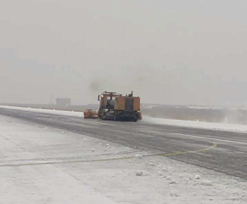 Фото В Улан-Удэ аэропорт «Байкал» всю ночь очищали от снега
