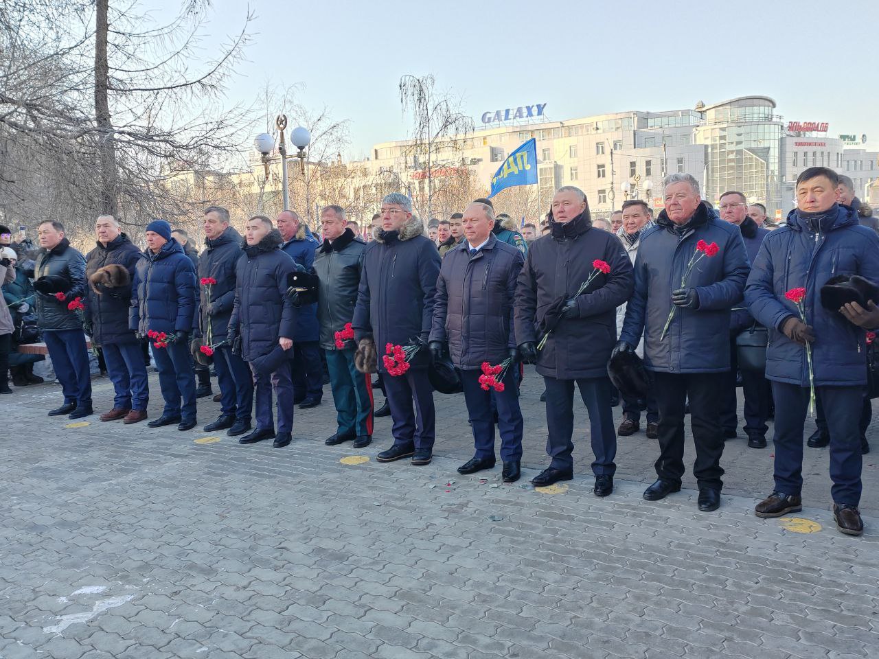 Фото Арадай Хуралай Түрүүлэгшэ Илалтын дурасхаалай газарта ёһололой митингдэ хабаадаба