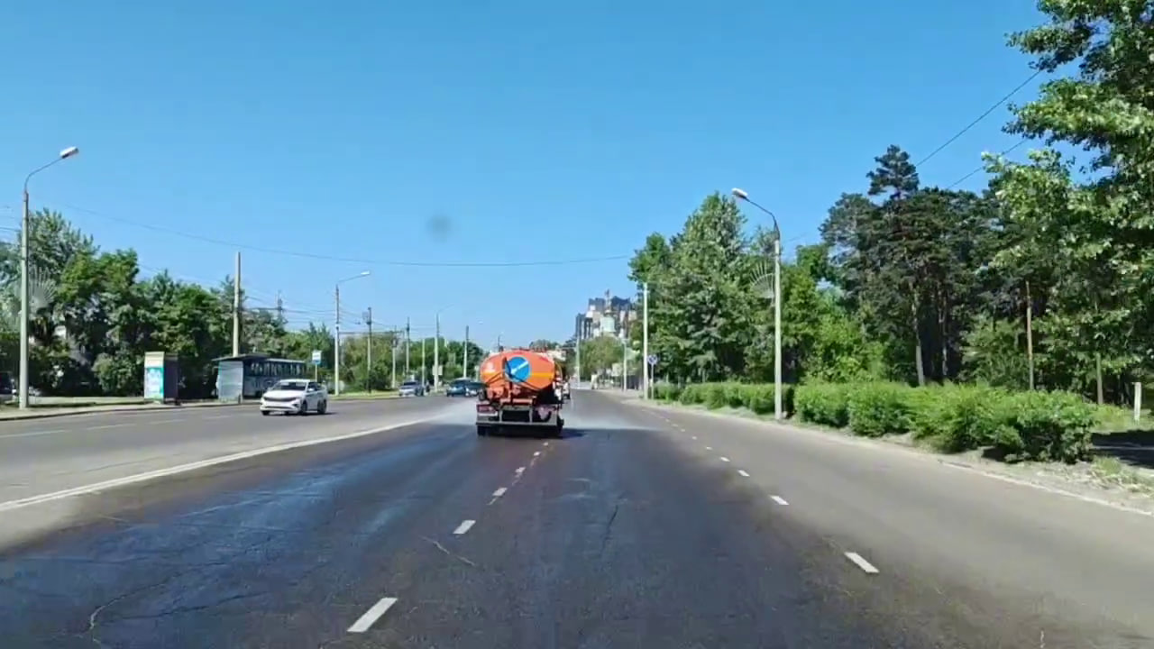 Фото В Улан-Удэ начали поливать дороги