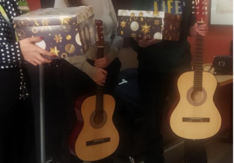 Фото В Бурятии воспитанникам центра помощи «Добрый» подарили гитары