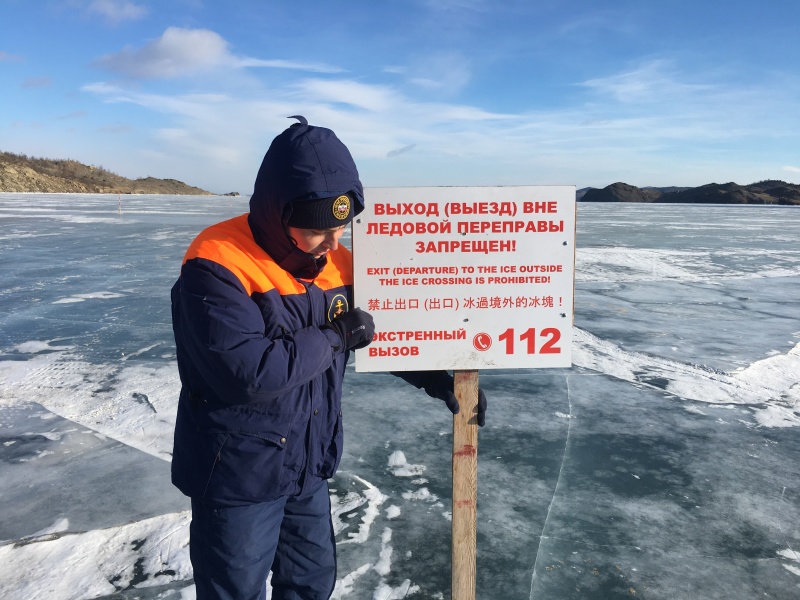 Фото На Байкале машина провалилась под лёд, пока пассажирка фотографировалась