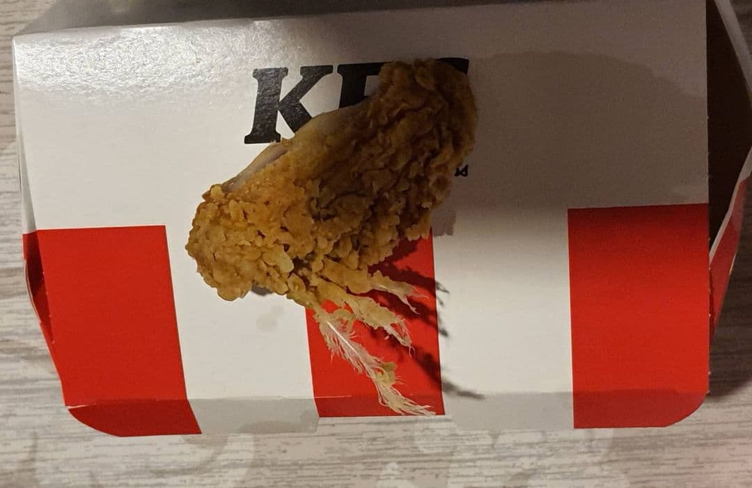 Фото В улан-удэнских крылышках KFC нашли перья