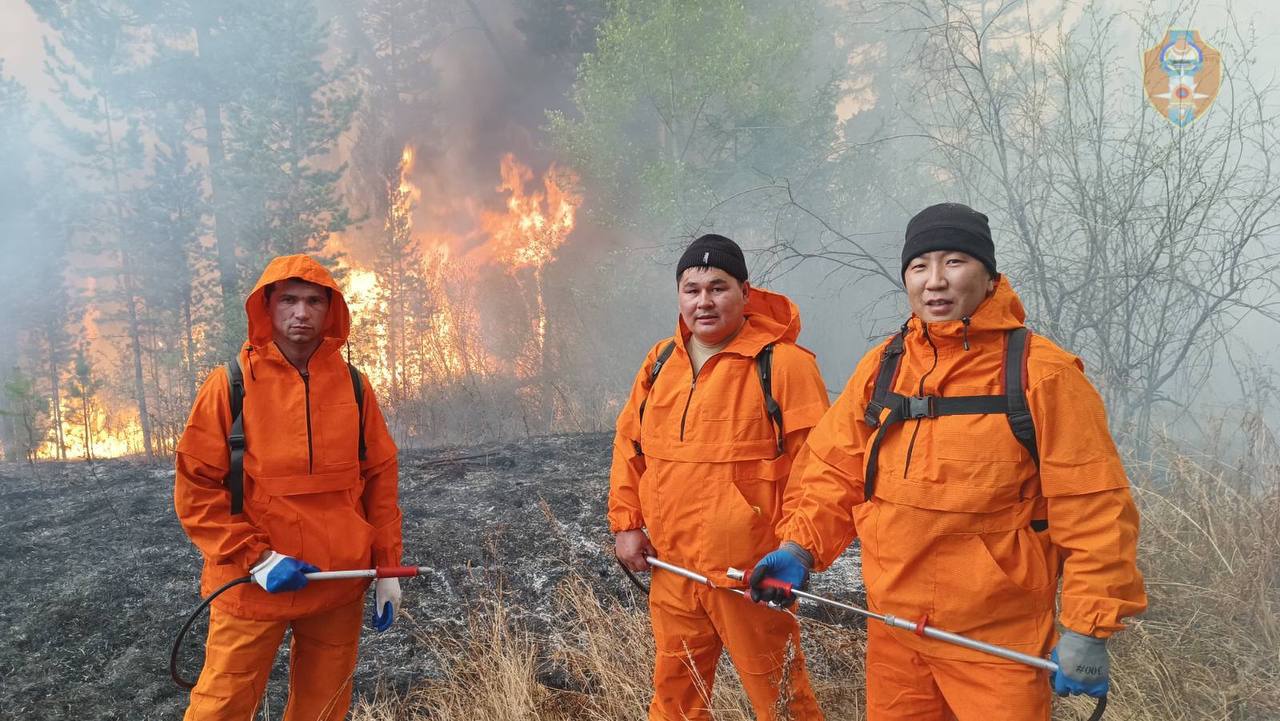 Фото Пожарные Бурятии прибыли в Муйский район для помощи в защите населённых пунктов 