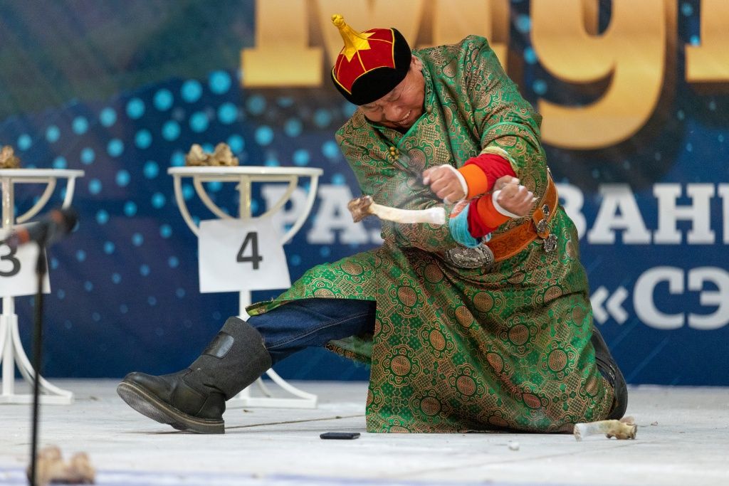 Фото В Монголии предложили запретить спорт по разбиванию хребтовой кости