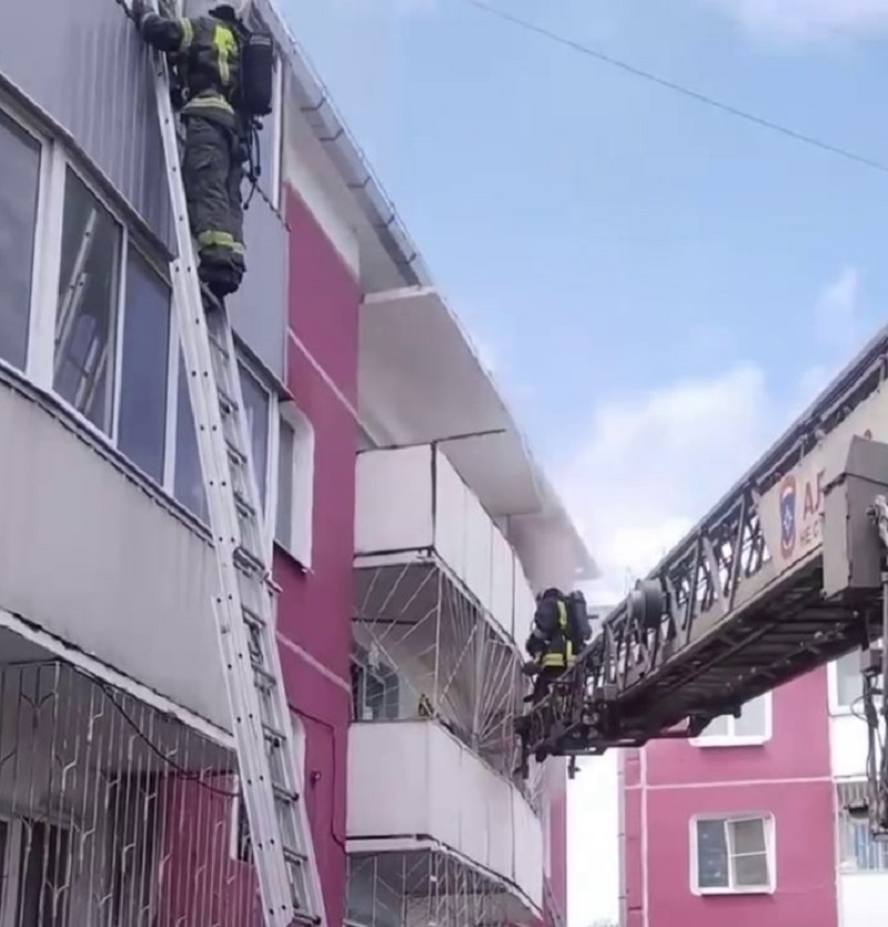 Фото Мужчина и ребенок: в Улан-Удэ из пожара в квартире спасены два человека