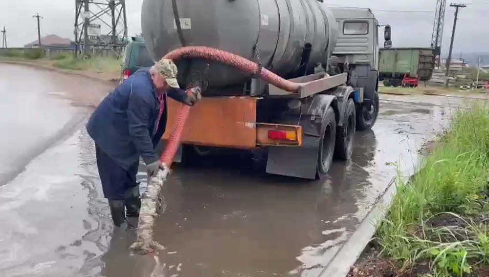 Откачка луж. Дождевые потоки. Лужа на дороге. Откачка луж Абакан.