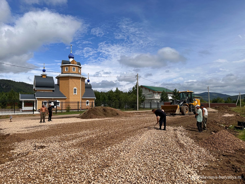 В Улан-Удэ у Сергиевского храма началось строительство парковки для ...