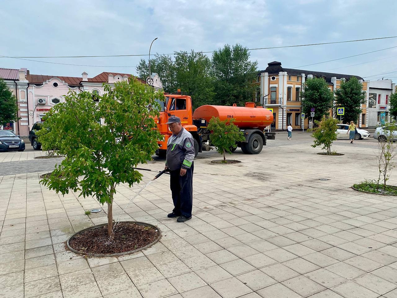 Жара заставляет поливать зеленые насаждения в Улан-Удэ два раза в день |  10.07.2024 | Новости Улан-Удэ - БезФормата