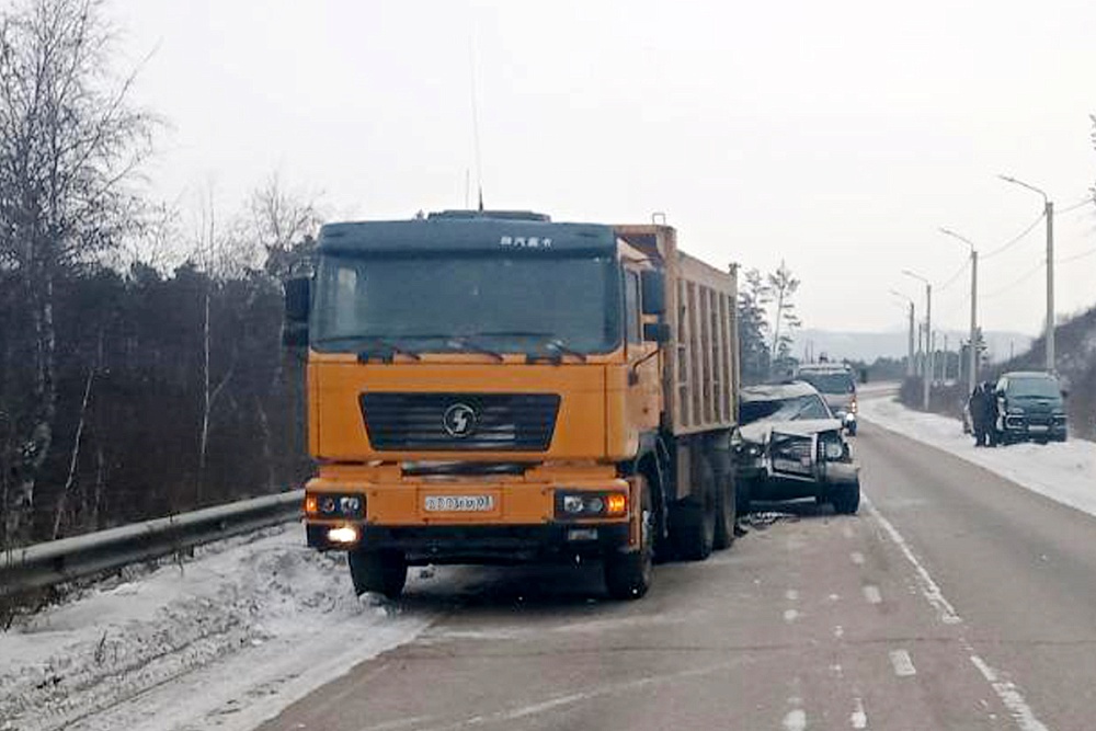 В Улан-Удэ водитель Митсубиши впечатался в «зад» грузовика ...